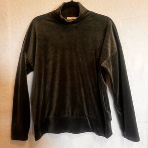 Cable & Gauge Olive Velvet Top